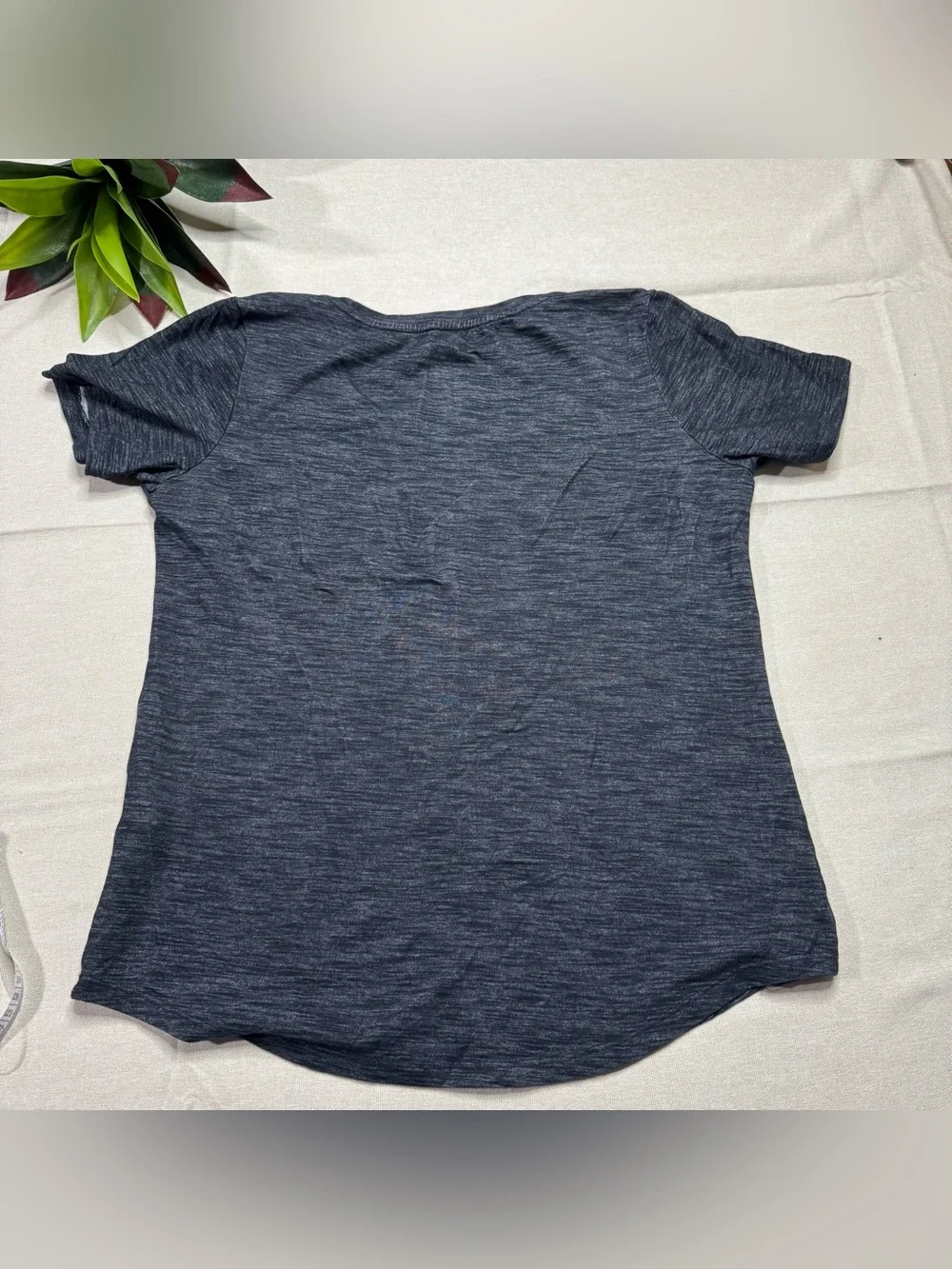 Nike The Nike Tee Dri-FIT Athletic Cut Women’s Medium Heather Gray